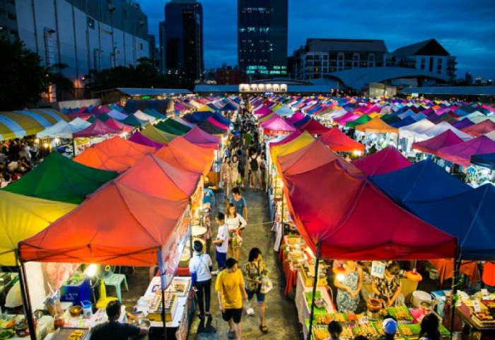 Revolutionizing Food Courts and Night Markets with HowToPay Mobile Wallet: A Cashless Future